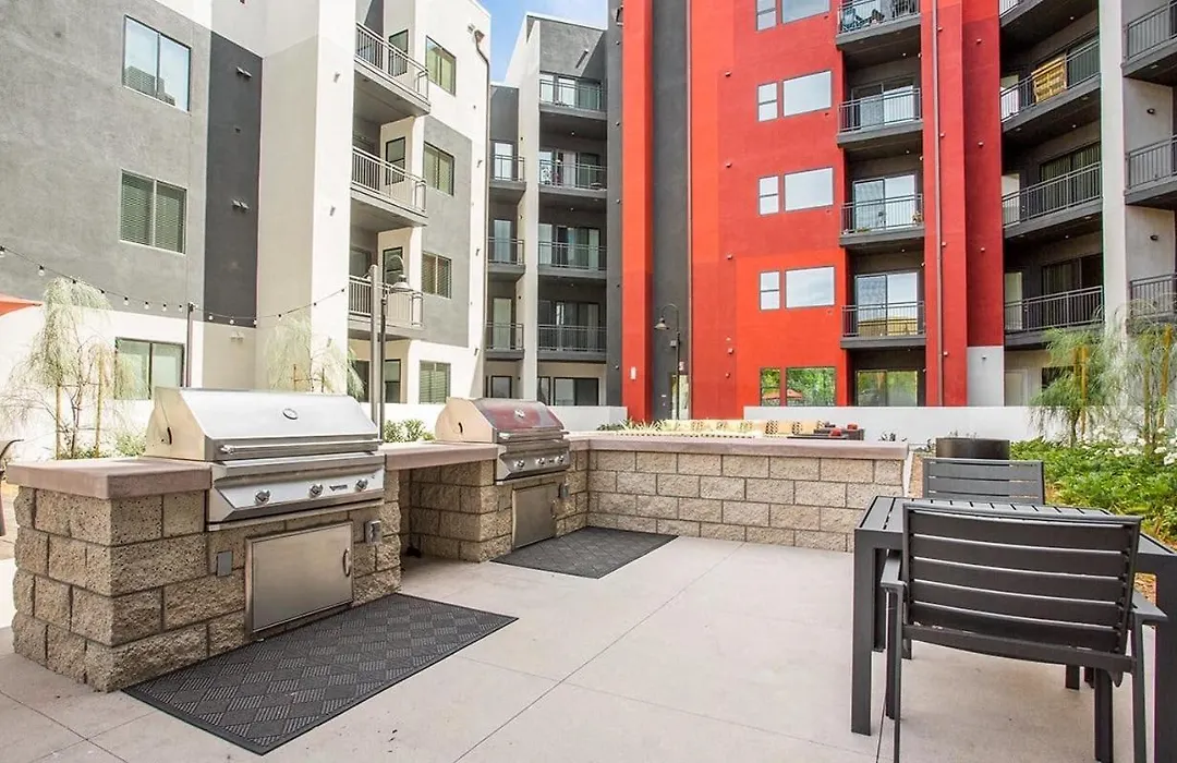 Luxury Designed 2 Bedrooms Part Hotel In Woodland Hills Ca-1